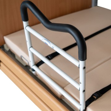 Βοηθητική λαβή κλίνης – λεπτομέρεια τοποθέτησης στο κρεβάτι