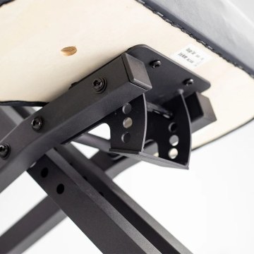 ERGO Pro K615 – seat and knee pad adjustment mechanisms (close-up)